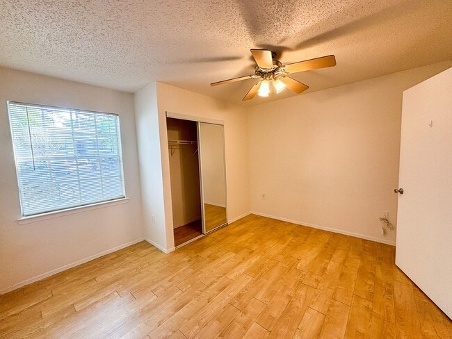 Building Photo - Windsor Park #515 - Pet Friendly!