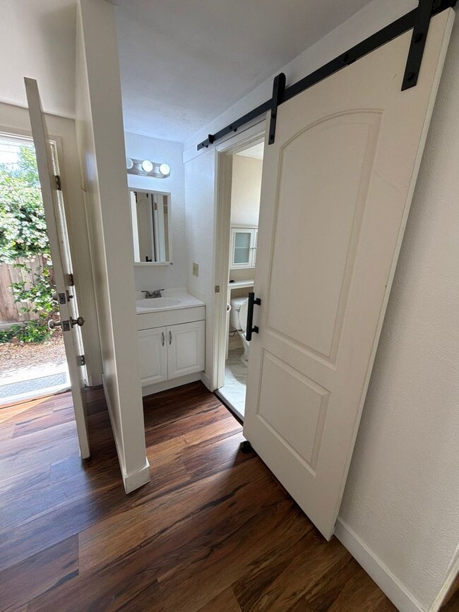 Building Photo - Charming 3 Bedroom, 3 Bathroom Home  in Desirable Land Park Area