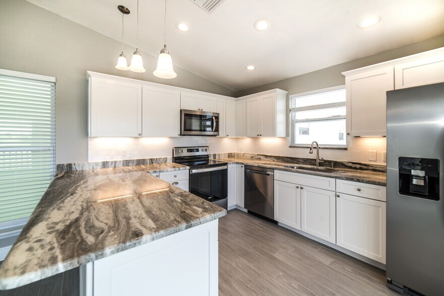 Building Photo - 8601 E Bay Dr