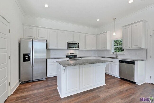 Building Photo - 601 Lake Shelf Dr