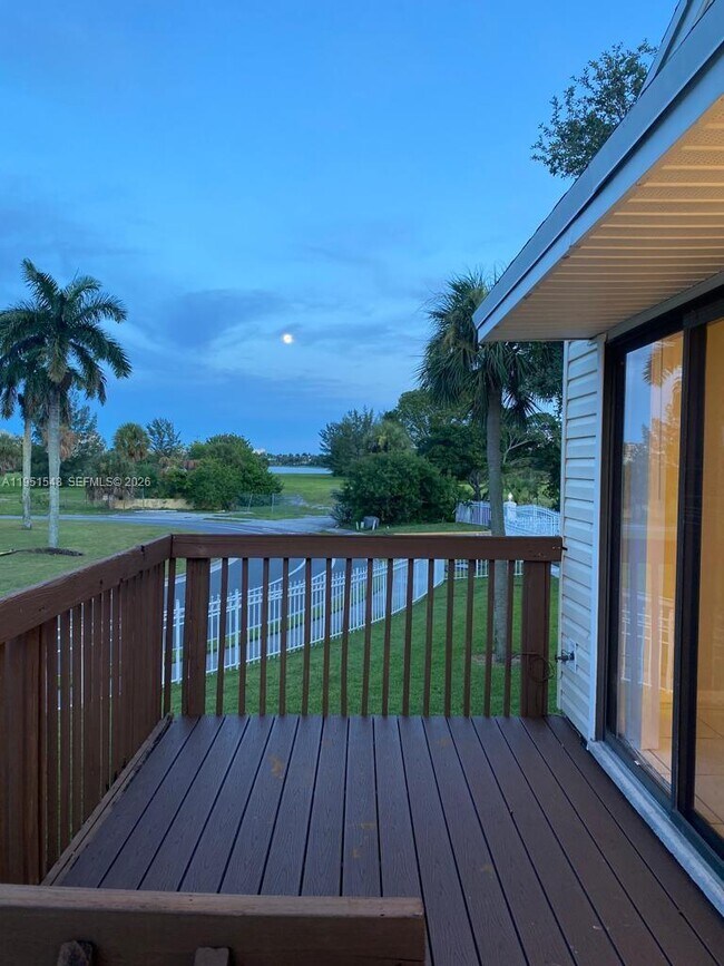 Building Photo - 629 Executive Center Dr