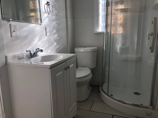 Building Photo - 1BR House- Small- Renovated