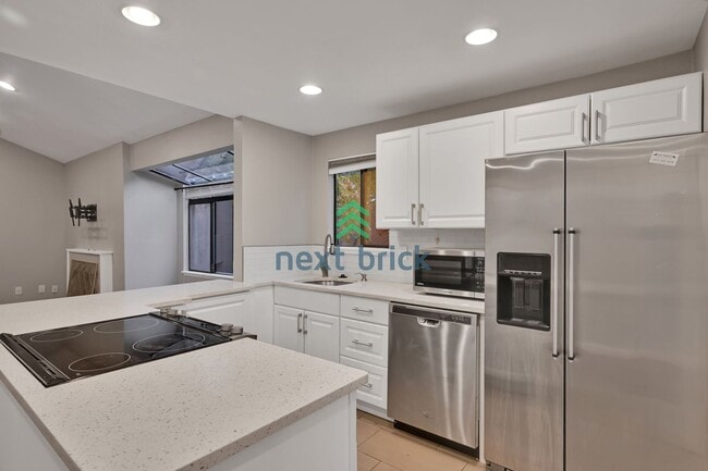 Building Photo - Beautifully Spacious Top-Floor Condo in th...