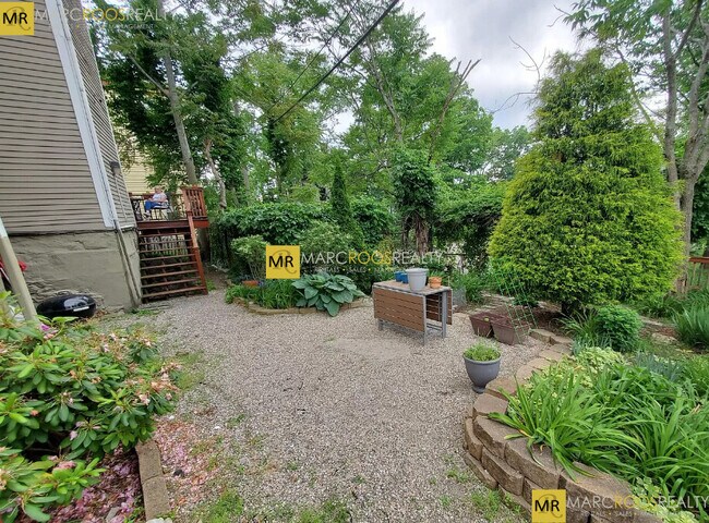 Building Photo - 149 Centre St