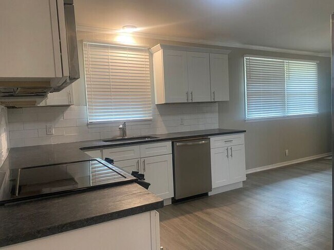 Building Photo - Renovated Brick Ranch in North Nashville