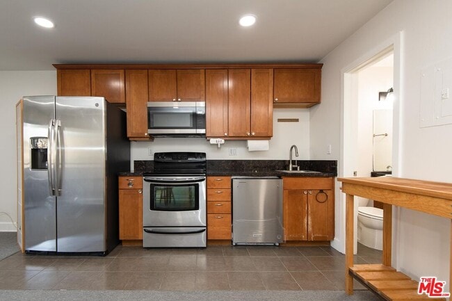 Building Photo - 10982 Roebling Ave