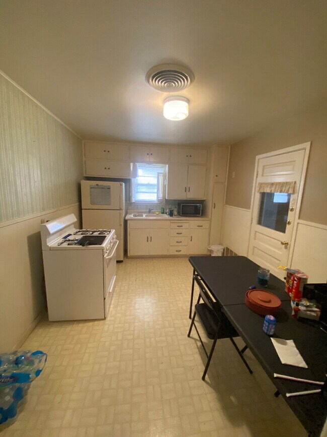 Building Photo - Preleasing for summer!