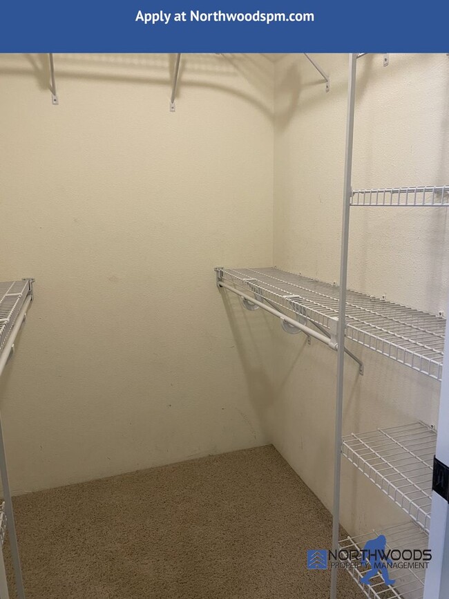 Building Photo - Beautiful 2 Bedroom 2.5 Bath Townhouse in ...