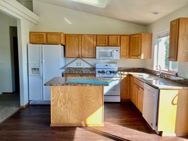 Building Photo - Beautiful 4 Bed 2 Bath Home on Corner Lot ...