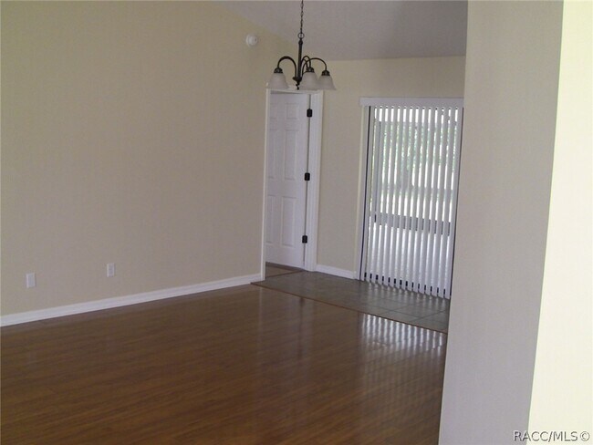 Building Photo - 335 E Falconry Ct