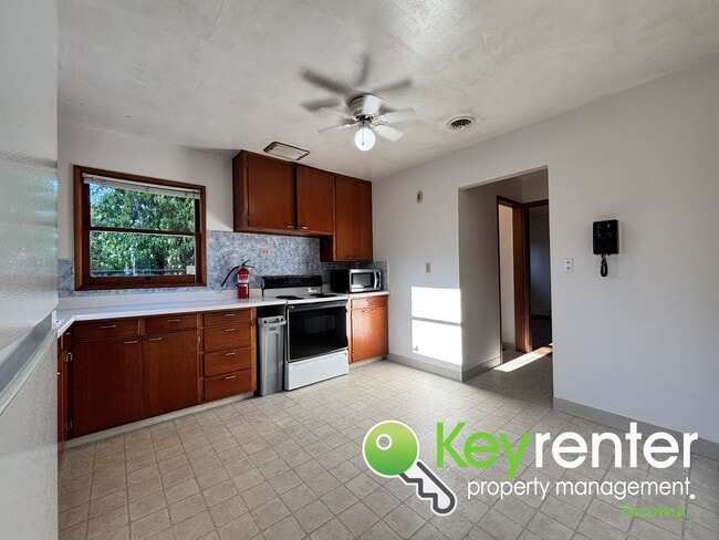 Building Photo - Charming 4-Bedroom Mid-Century Style Craft...