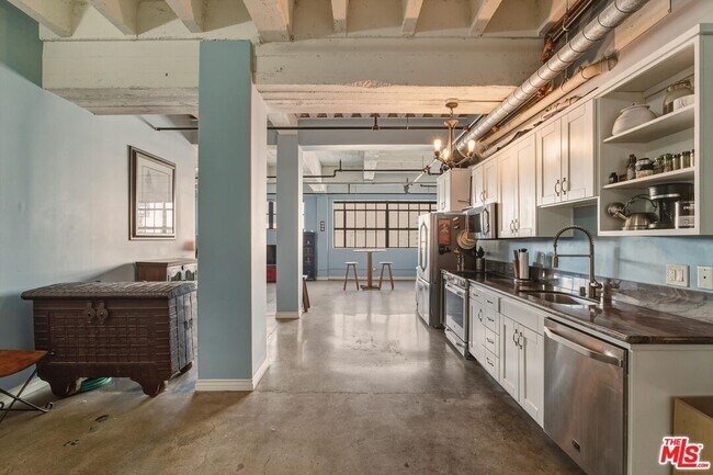 Building Photo - 312 W 5th St