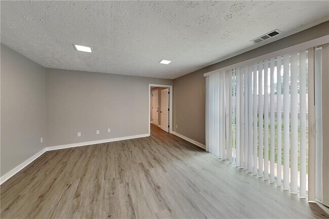 Building Photo - 1100 Lake Dr