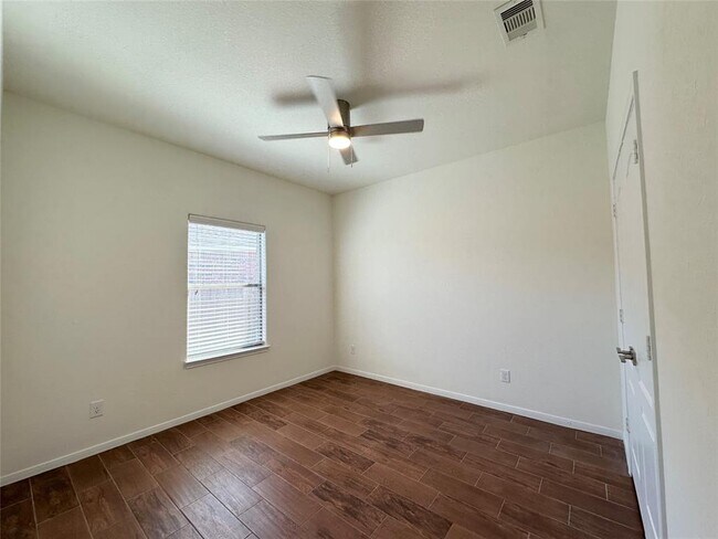 Building Photo - 23702 N Newport Bend