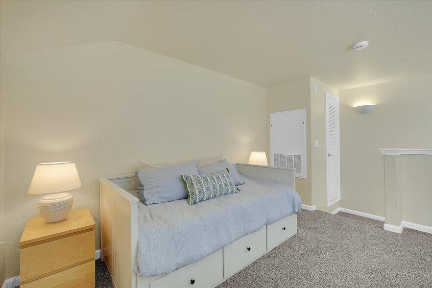 Building Photo - 5350 Dunlay Dr