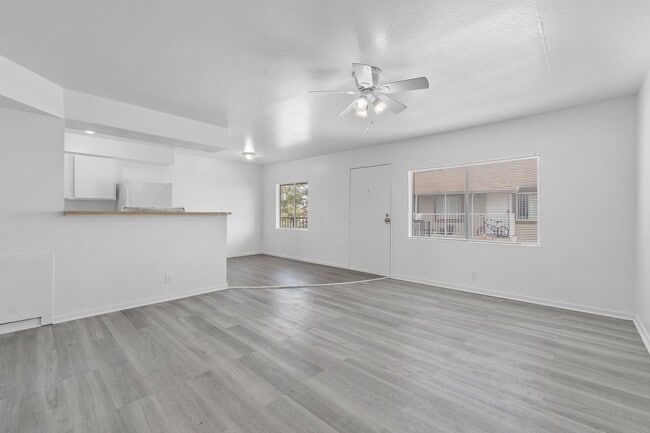 Building Photo - Charming 2-Bedroom Unit!