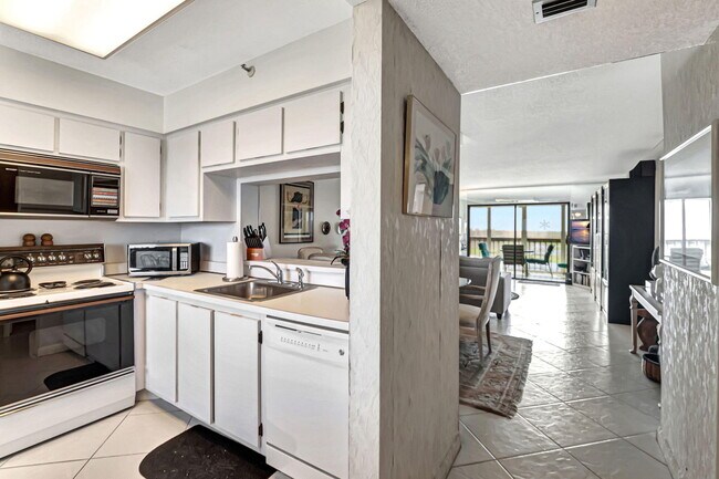 Building Photo - 6866 Huntington Ln