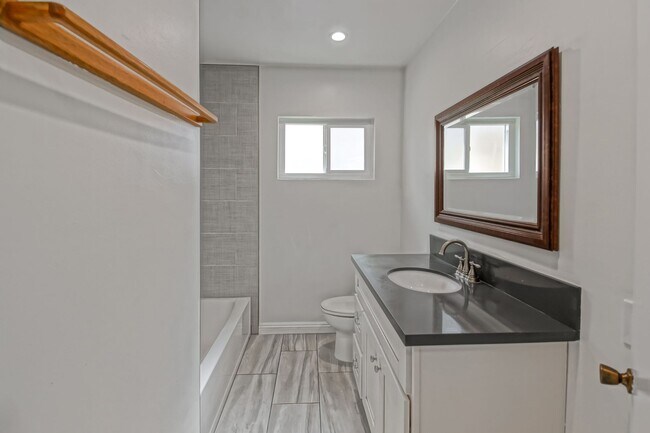 Building Photo - 11864 Manor Dr