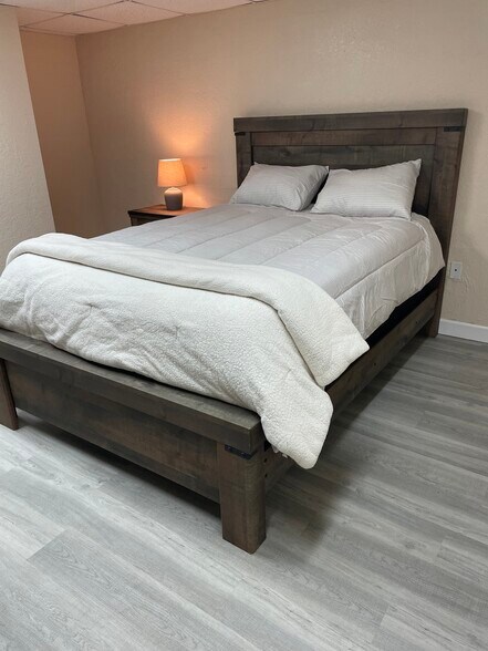 Main Bedroom - 15848 Lake Iola Rd