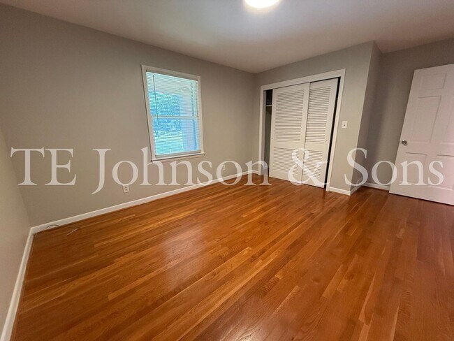 Building Photo - A Great Ardmore Townhouse Waiting For You!