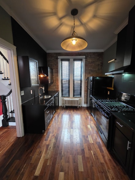 Building Photo - 148 S Swan St