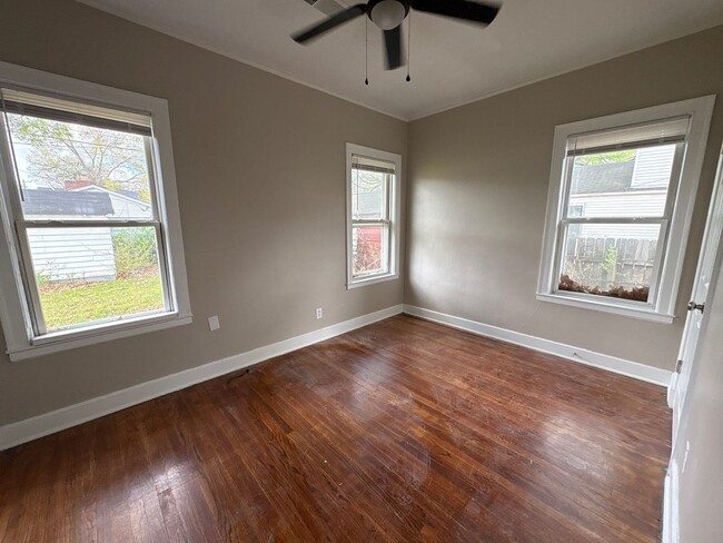 Building Photo - Newly Renovated Home in Hyde Park