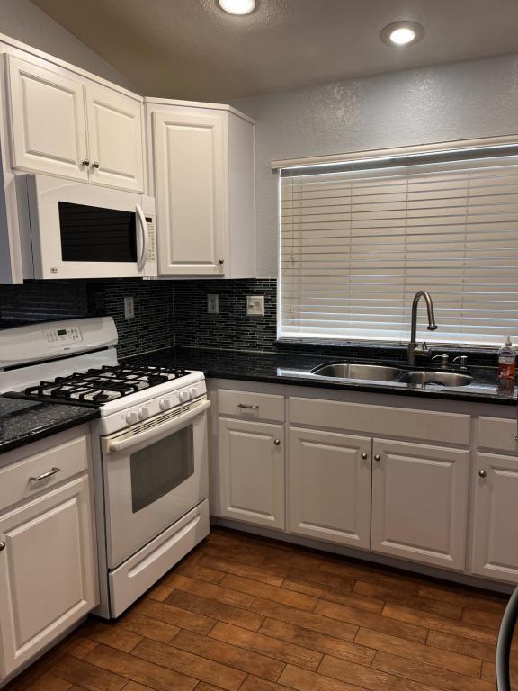 Building Photo - 40352 Palmas Ct