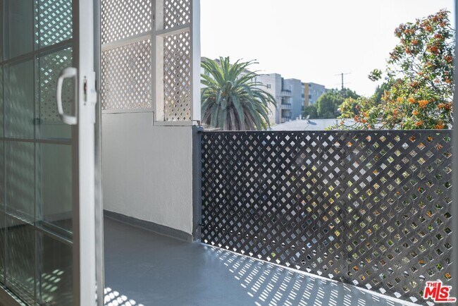 Building Photo - 860 S Kingsley Dr