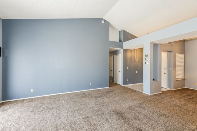 Building Photo - One Story 3 Bed / 2 Bath Single Family Home with Fenced Yard in Las Vegas