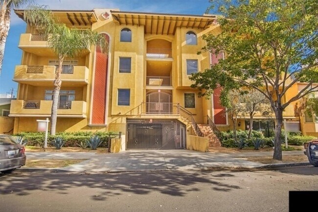 Building Photo - 850 N Hudson Ave
