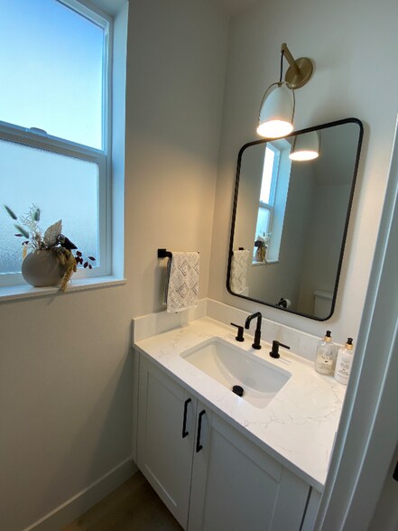 Building Photo - 9909 NE 44th Ct