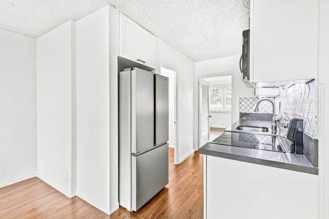 Building Photo - Bright and spacious 1 bedroom 1 bath condo in Makiki !