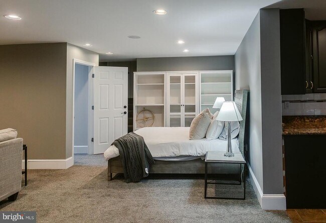 Building Photo - 15841 York Rd