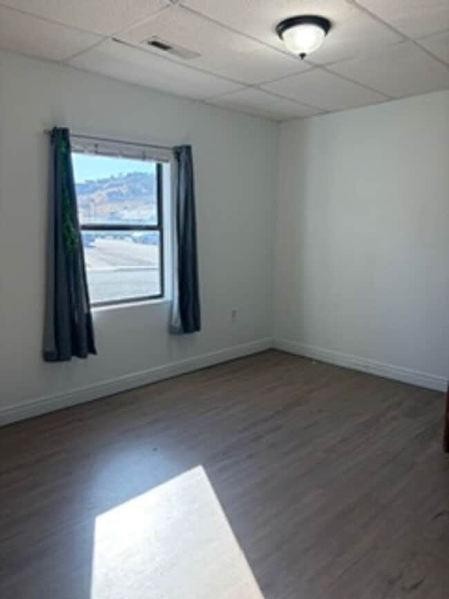 Building Photo - 2 Bed 1 Bath Duplex