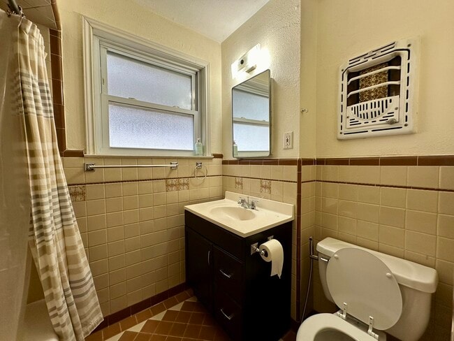 Building Photo - 914 1/2 W 21st St