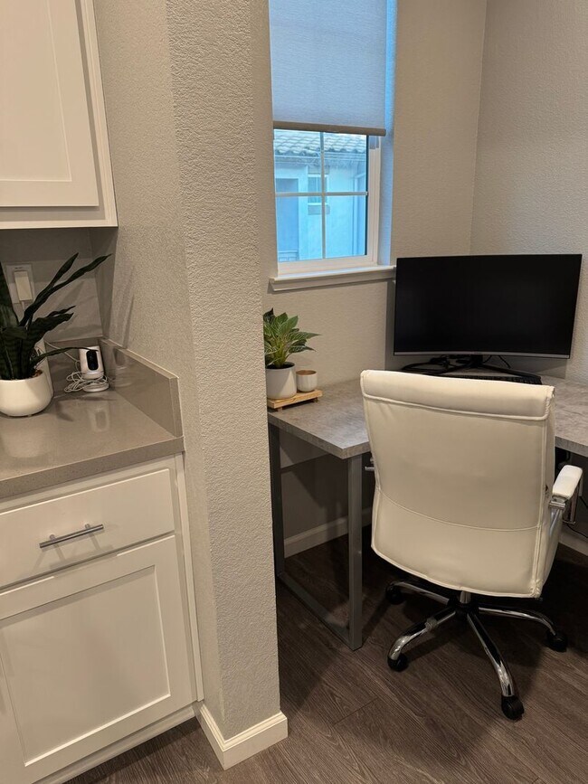 Building Photo - 4 Bed 3 Bath 2 Car Garage