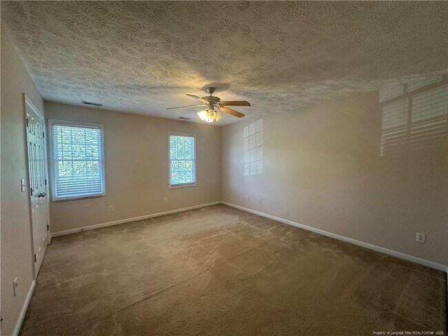 Building Photo - 2401 Larwood Dr