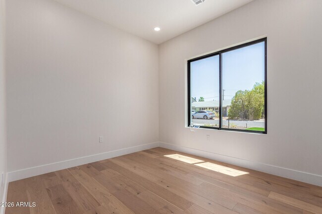 Building Photo - 3014 E Avalon Dr