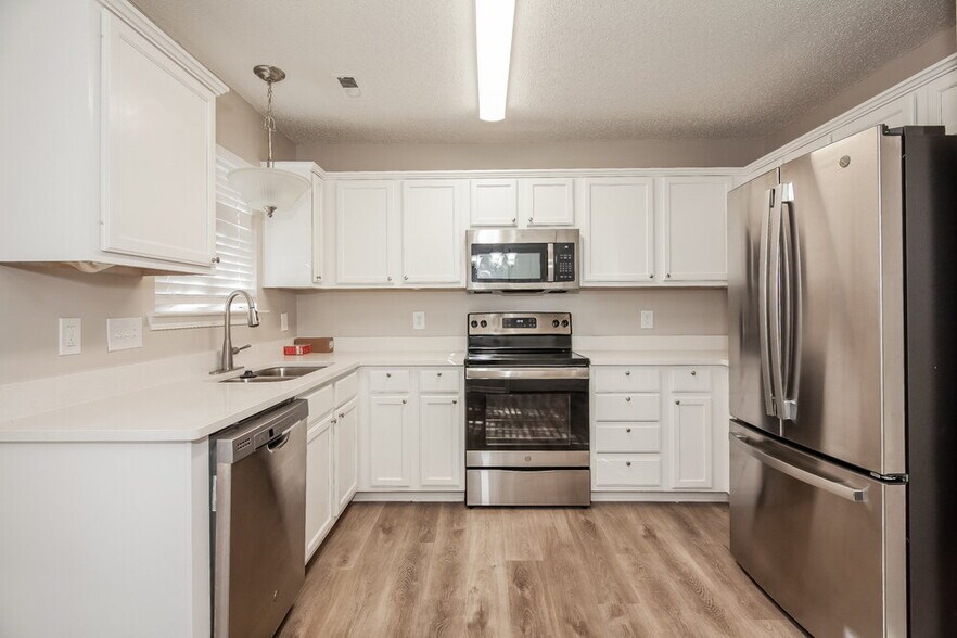 Building Photo - 1614 Royal Tree Ct