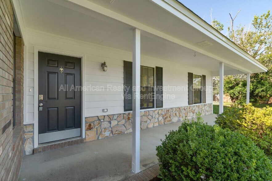 Building Photo - 502 Krest Dr