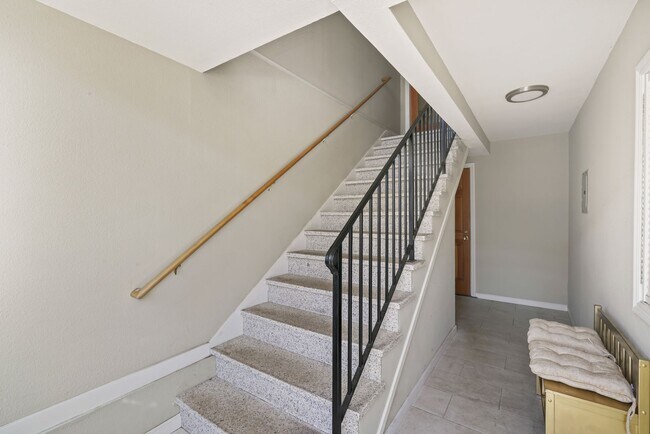 Building Photo - 3bed/2bath Top-Floor Flat w/ Modern SF Charm - Pet(s) Welcome