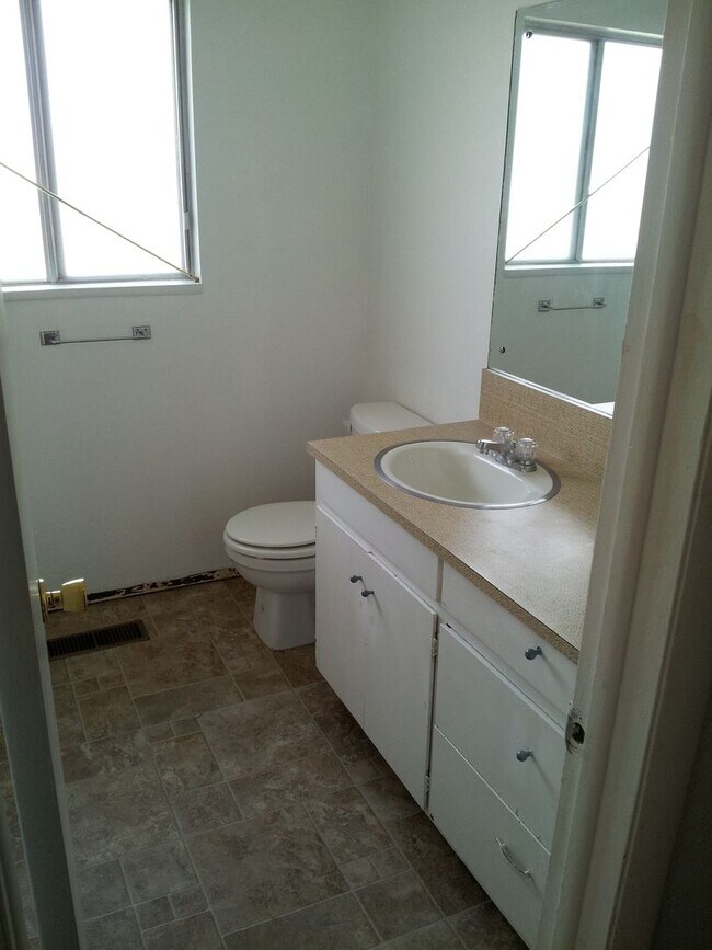 Building Photo - 254-258 E 200 S