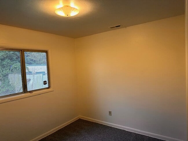 Building Photo - $500 Move-In Special | Kenton 3-Bed, 2-Bath Home with Yard & Washer/Dryer