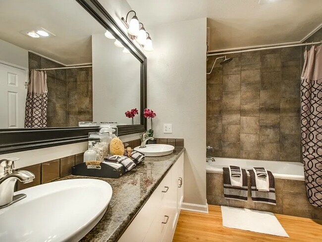 Building Photo - Welcome to this charming townhouse