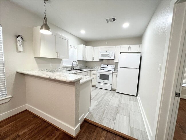 Building Photo - Adorable 2/1/1 Craftsman Bungalow in Angle...