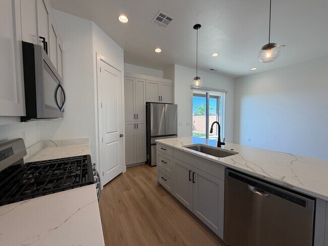 Building Photo - SPACIOUS PATIO HOME FOR RENT!