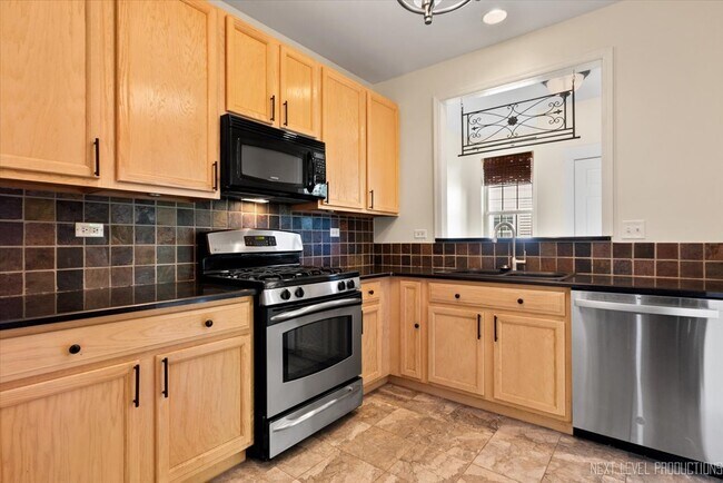Building Photo - 910 Genesee Dr