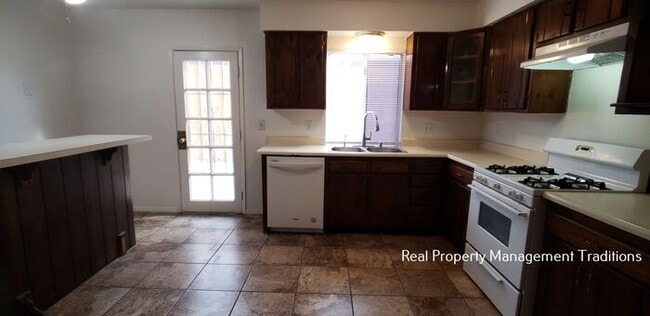 Building Photo - Cute 3 + 2 in Palmdale