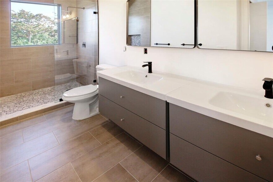 Building Photo - 2004 SW 15th Ave