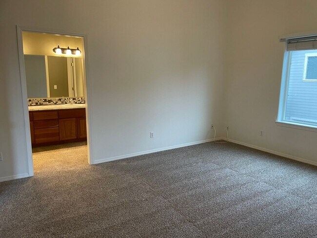 Building Photo - Custom Townhome in Camas School District! Stainless Steel Appliances and A/C!